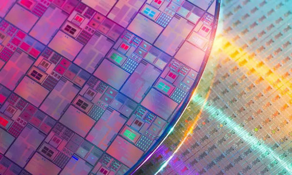 越润集成电路申请封装结构及其制备方法专利光学耦合器通过透光介质材料柱实现垂直光耦合(图1)