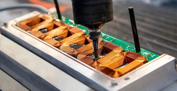 算力突围战：摩尔定律失效先进封装站上AI浪潮之巅(图1)